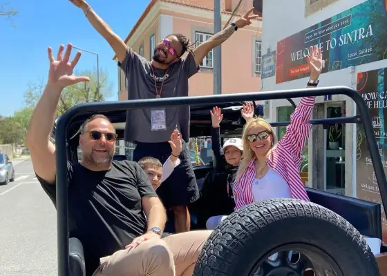 Eine Familie genießt eine Fahrt im klassischen YourTuk-Jeep